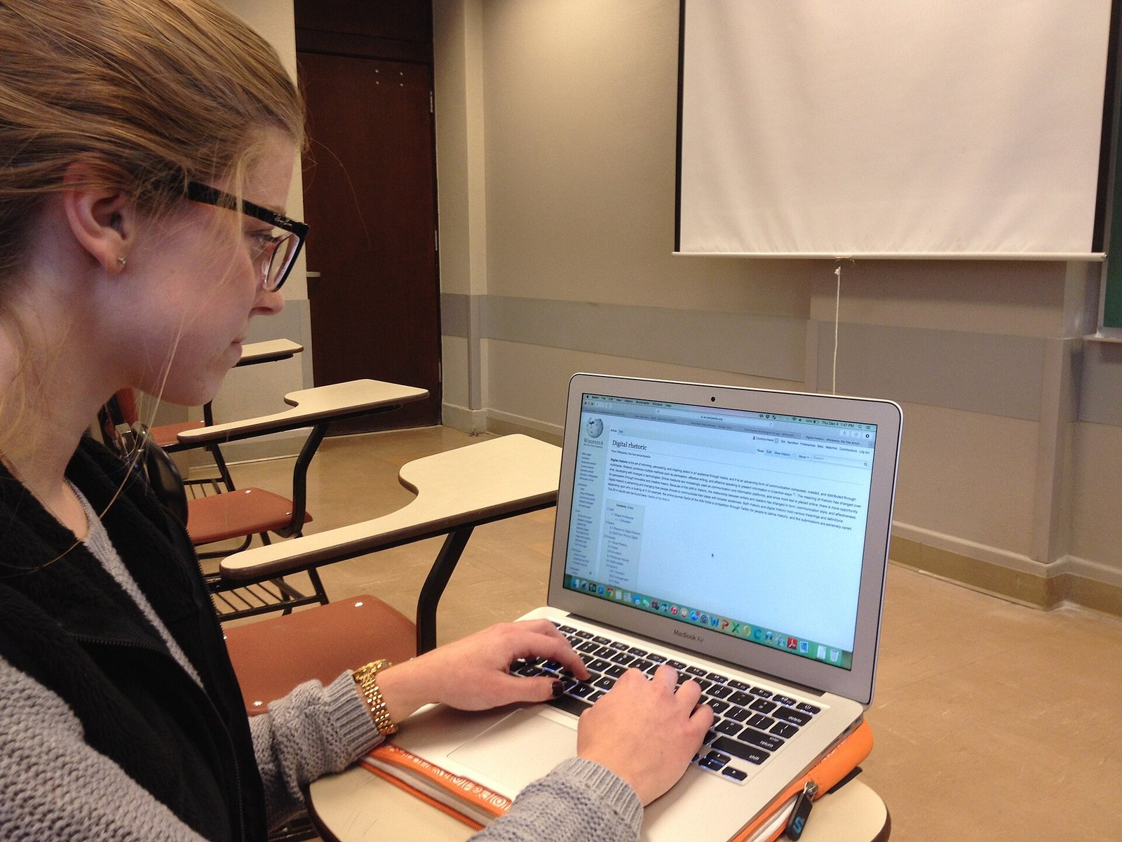 Student with computer — photo by Courtcourtwest (Wikimedia Commons, CC BY-SA 4.0)